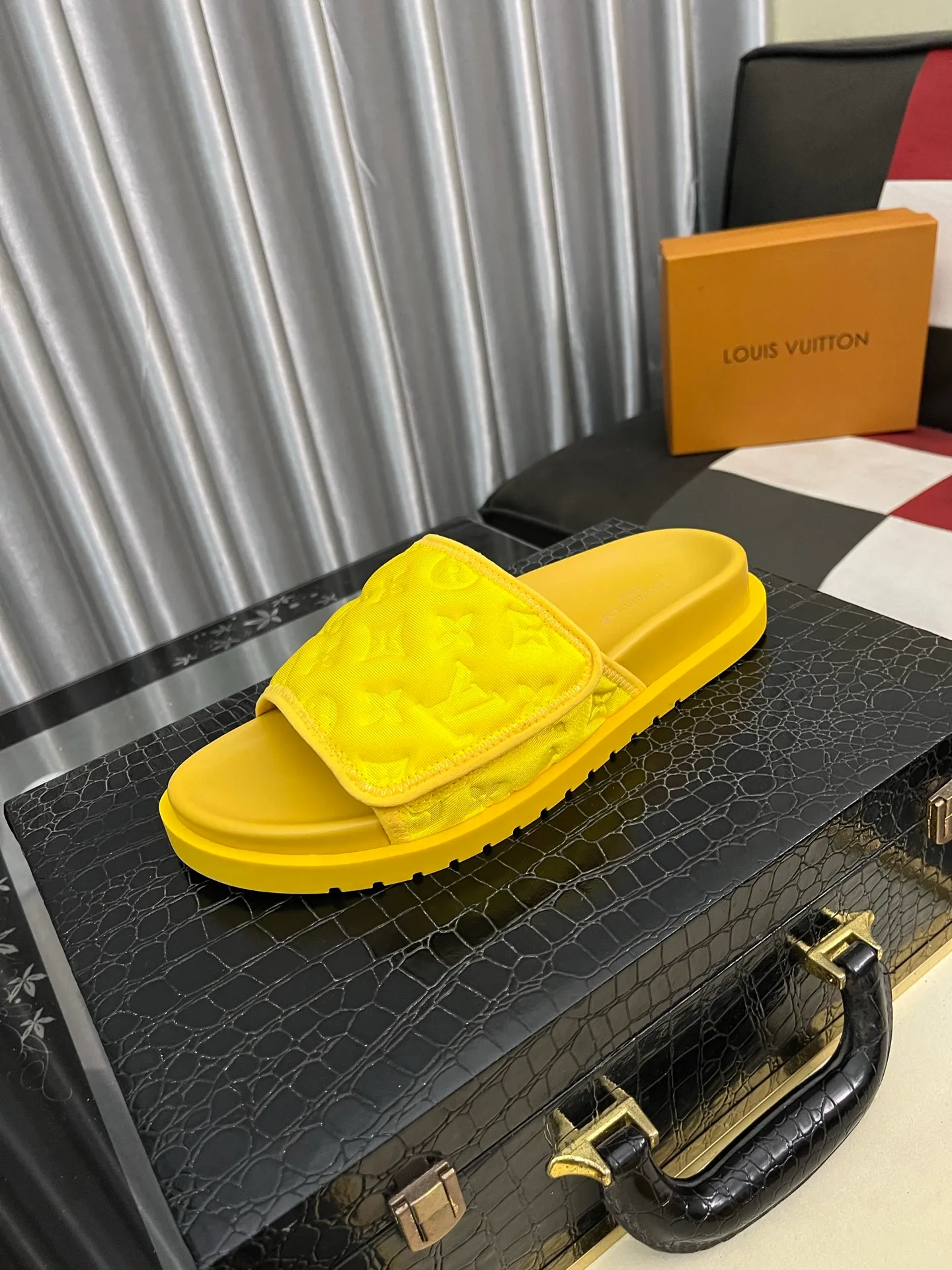Men's men's shoes💰320⌚️⌚️[Louis Vuitton LV slippers] (high-end cowhide) counter 1:1 fashion style summer must-have! The designer used LV’s iconic outsole. The original simple slippers instantly become fashionable! The upper is made of flexible special cowhide leather straps alternately, and the workmanship is exquisite! A must-have for stylish men in summer, size 38-44